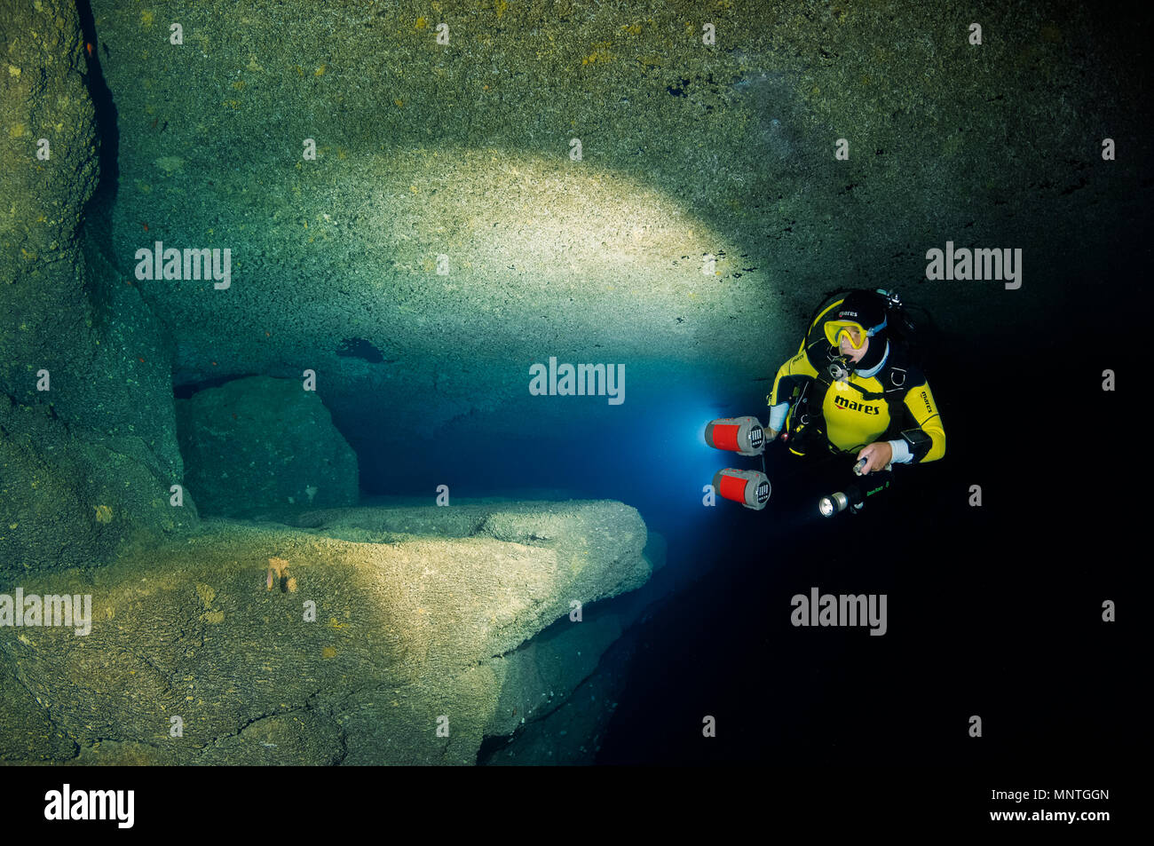 Donna scuba diver, esplorando la Grotta di Billinghurst, Gozo, Malta, Mar Mediterraneo, Oceano Atlantico, signor Foto Stock