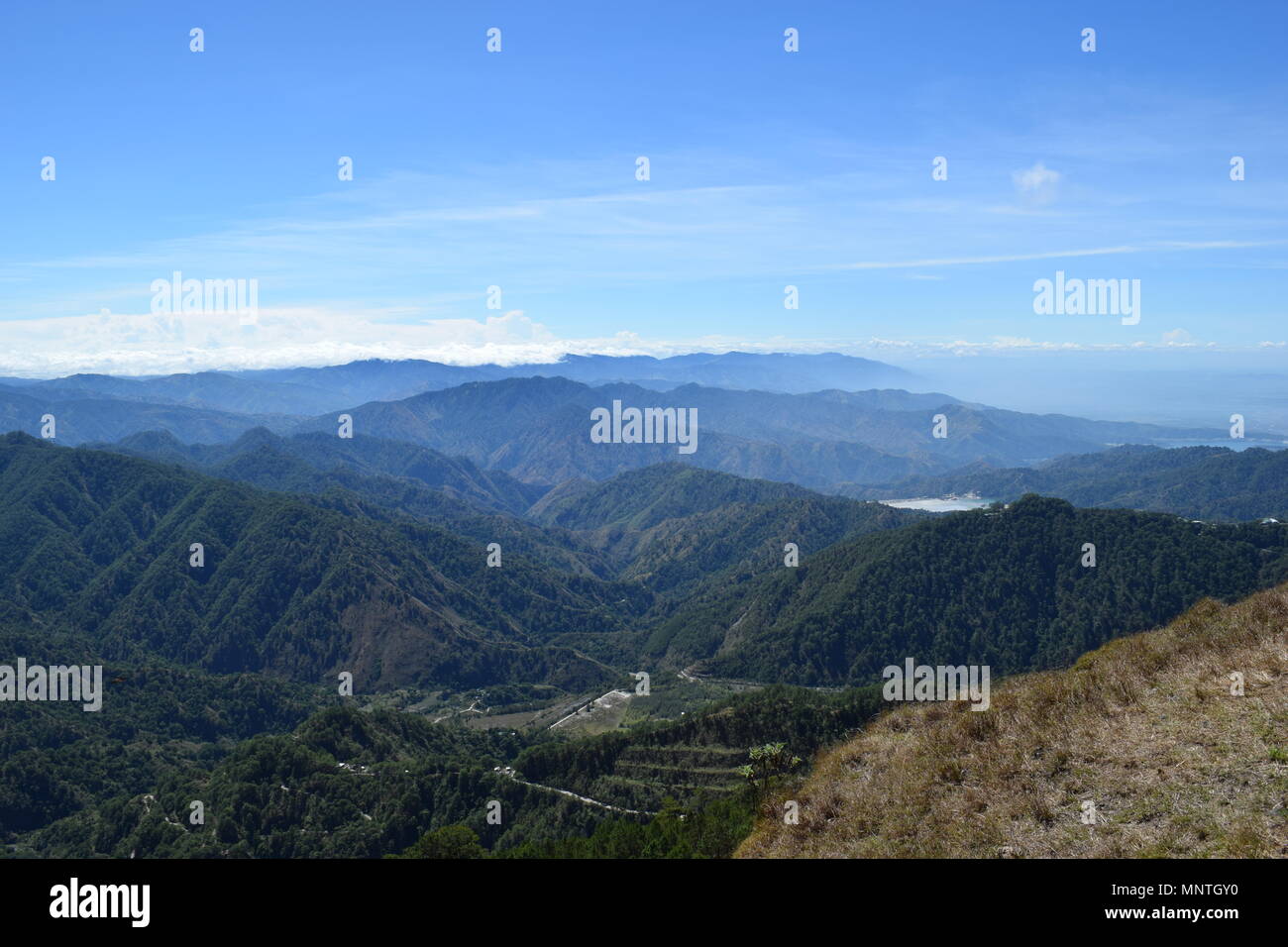 Cordillera Mountain Range, visto a mezzogiorno dal monte Ulap durante le escursioni la Eco Trail lungo Ampucao Sta. Fe creste montane in Itogon, Benguet. Foto Stock