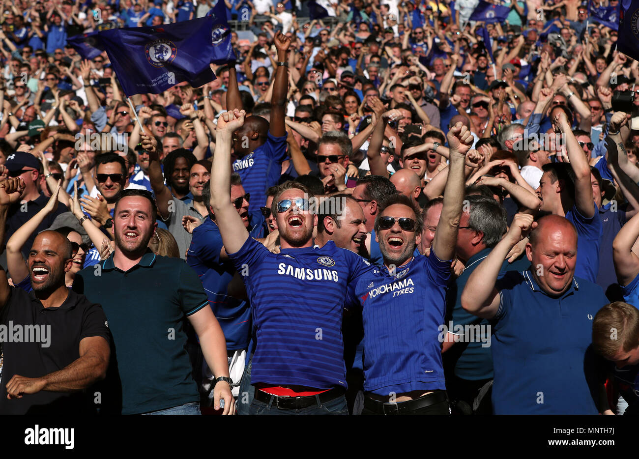 Chelsea fans celebrare del Chelsea Eden Hazard (non raffigurata) segnando il primo obiettivo del gioco durante la Emirates FA Cup finale allo stadio di Wembley, Londra. Foto Stock