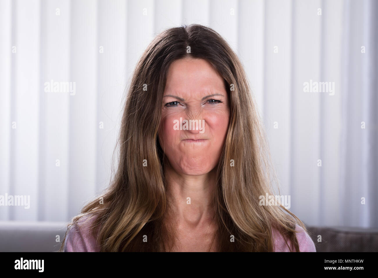 Close-up di triste donna matura a casa Foto Stock