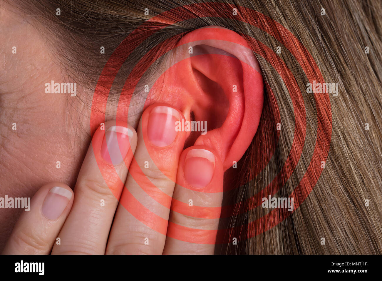 Close-up di un cerchio rosso modello sulla donna di orecchio Foto Stock