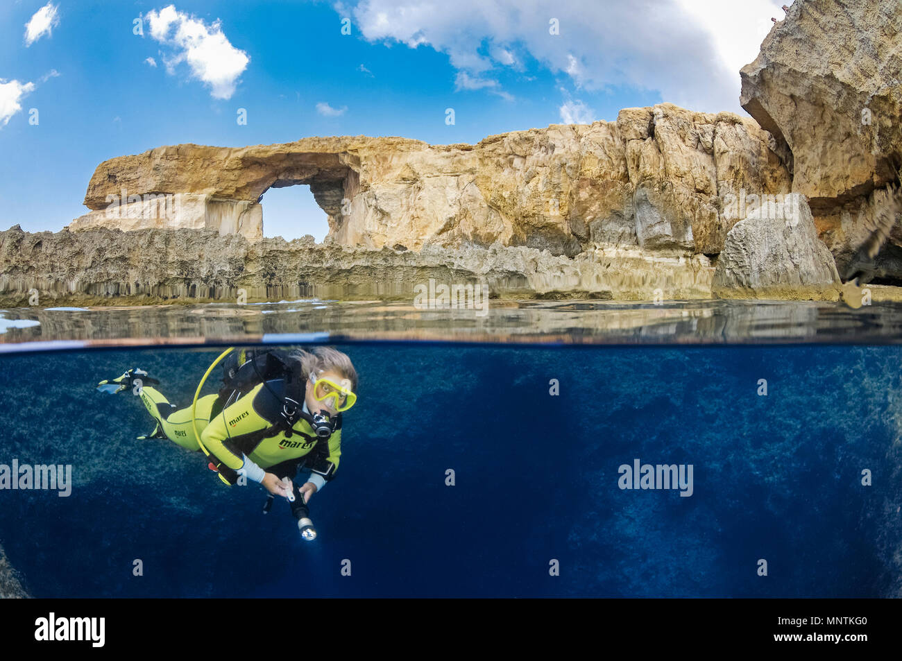 Azure Window o finestra di Dwejra e donna scuba diver nel buco blu, Gozo, Malta, Mar Mediterraneo, Oceano Atlantico, signor Foto Stock