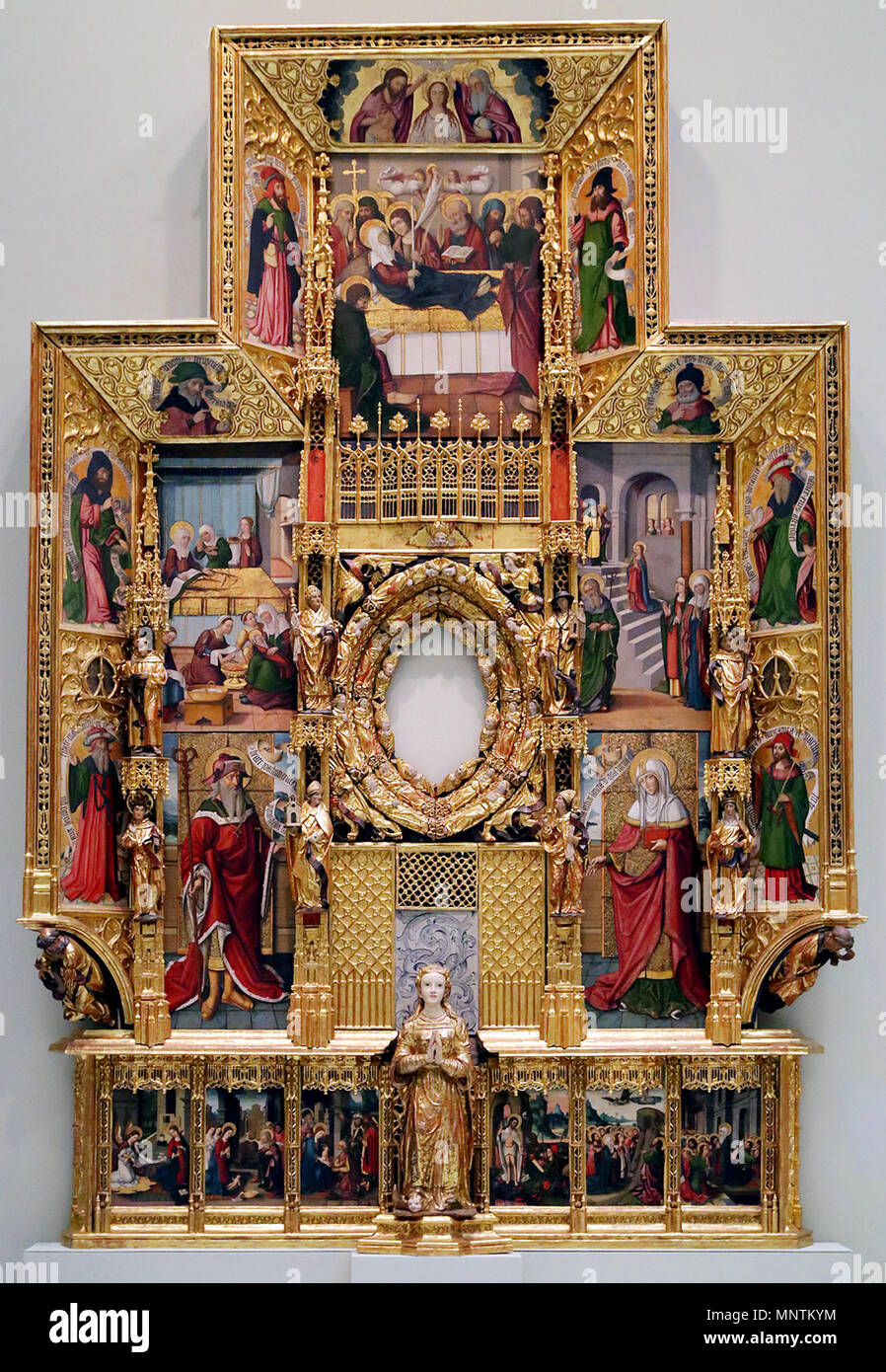 . Español: Esta obra, Conocida como el Retablo mayor eucarístico del Convento de la Puridad, debió ser realizada aproximadamente entre 1500 y 1515, y contiene esculturas de Pablo, Damián y Onofre Forment. Català: Retaule del convento de la Puritat, Museu de Belles Arts de València. Obra de Nicolau Falcó, Pau, Onofre ho Damià Forment. 1500-1515. Oli sobre taula, Talla de Fusta daurada ho policromato. 635,5 x 374 cm. . Tra circa 1500 e circa 1515. 1034 Qk-Nicolas-Falco-y-otros-retablo-Concepcion Foto Stock