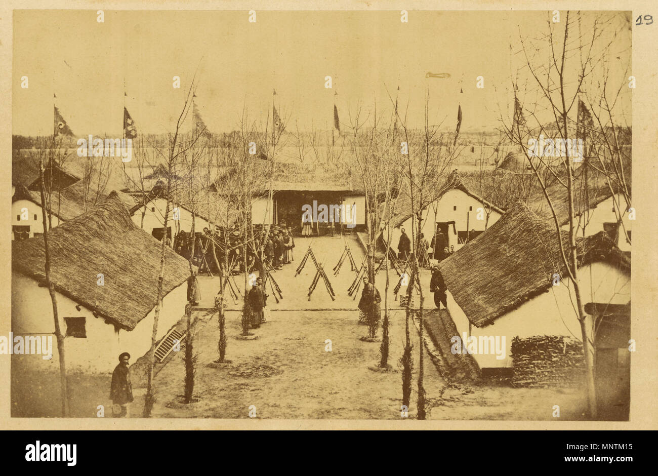 Русский: Казармы китайских войск. Провинция Ганьсу, Китай, 1875 г. Français : quartieri des troupes chinoises. Provincia du Gansu en Chine, 1875 Inglese: Quarti di truppe Cinesi. Gansu, Cina, 1875 中文: 中国军队的军营。中国甘肃，1875 年 Português: Quartéis das tropas chinesas. Gansu, Cina, 1875 العربية: مقر للقوات الصينية. غانسو، الصين، 1875 Español: Cuarteles de las tropas chinas. Gansu, Cina, 1875 . Русский: В 1874-1875 гг. Российское правительство направило в Китай учено-торговую экспедицию с целью поиска новых сухопутных маршрутов к китайскому рынку, оценок возможностей более для торговли активной Foto Stock