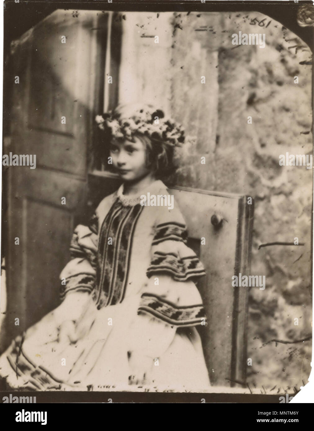 . Русский: Lewis Carroll (1832-1898). Alice Liddell in una corona di fiori come "Regina di maggio", 1860, albume stampa, fotografia di Lewis Carroll (1832-1898). Dono di Arthur A. Houghton, Jr., la Morgan Library & Museum, fotografia di Graham S. Haber, 2015 . Il 5 maggio 2017. Lewis Carroll (1832-1898) 1035 regina di maggio Foto Stock