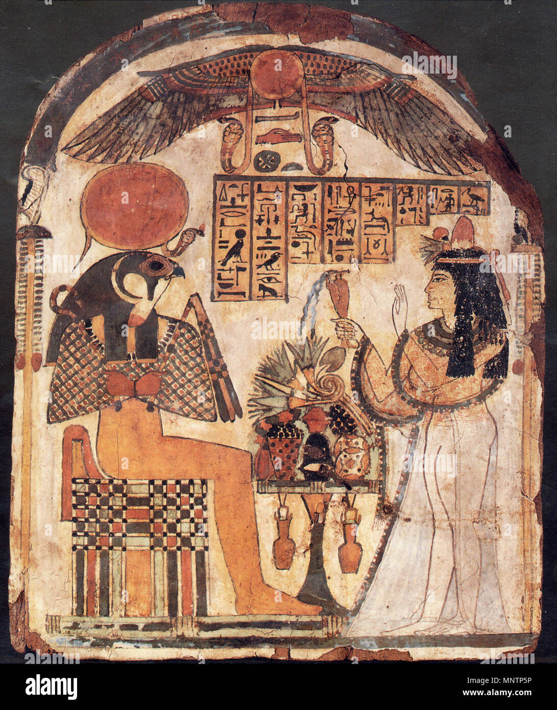 . Inglese: egiziana antica stele di legno raffiguranti Lady Djedkhonsuiwesankh dando offerte di cibo, bevande e fiori a Re-Horakhty . Fotografia data sconosciuta; artwork c. 950-700 BC. Fotografia di Istituto Orientale, l'Università di Chicago; pittore ignoto 1044 Re-Horakhty Stela Foto Stock