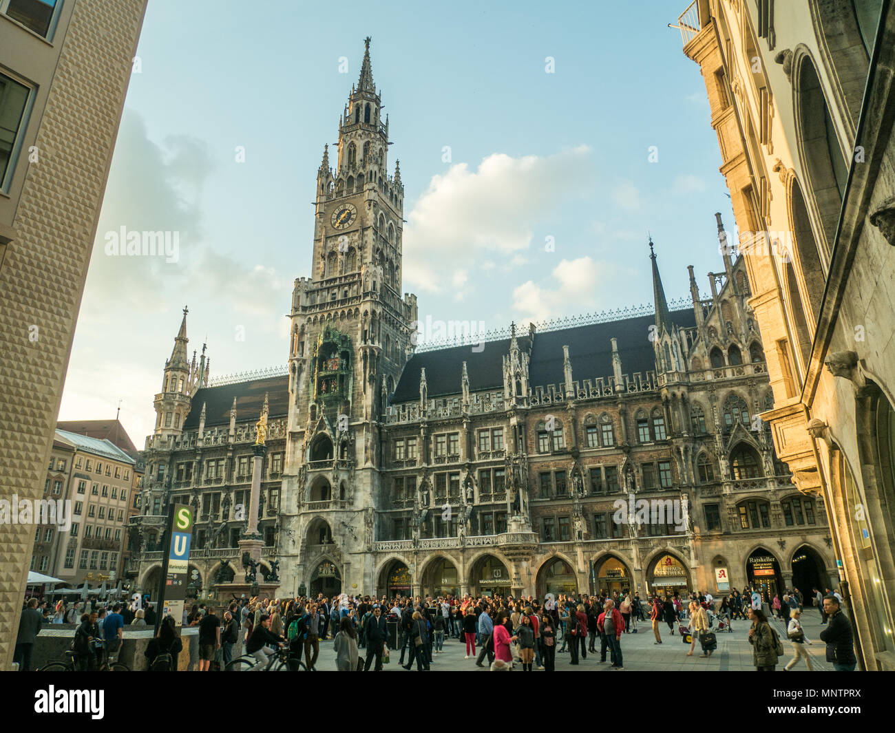 Marienplatz sqaure con il Neues Rathaus (Municipio nuovo) a Monaco, la capitale della Baviera, Germania. Foto Stock