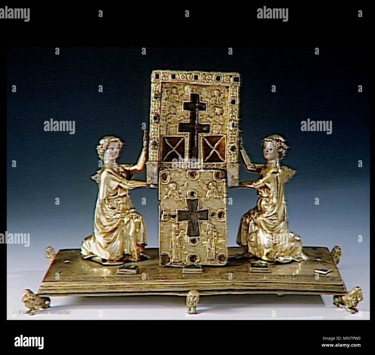 . Français : Reliquaire de la Vrai Croix (vers 1320-1340) dite de Jaucourt. Anges âme de bois, argent, cabochon, cuivre doré émail champlevé, orfèvrerie, il Musée du Louvre, Référence OA 6749 . 6 marzo 2015. Auteur inconnu, vers 1320-1340 1048 Reliquaire de Jaucourt Foto Stock