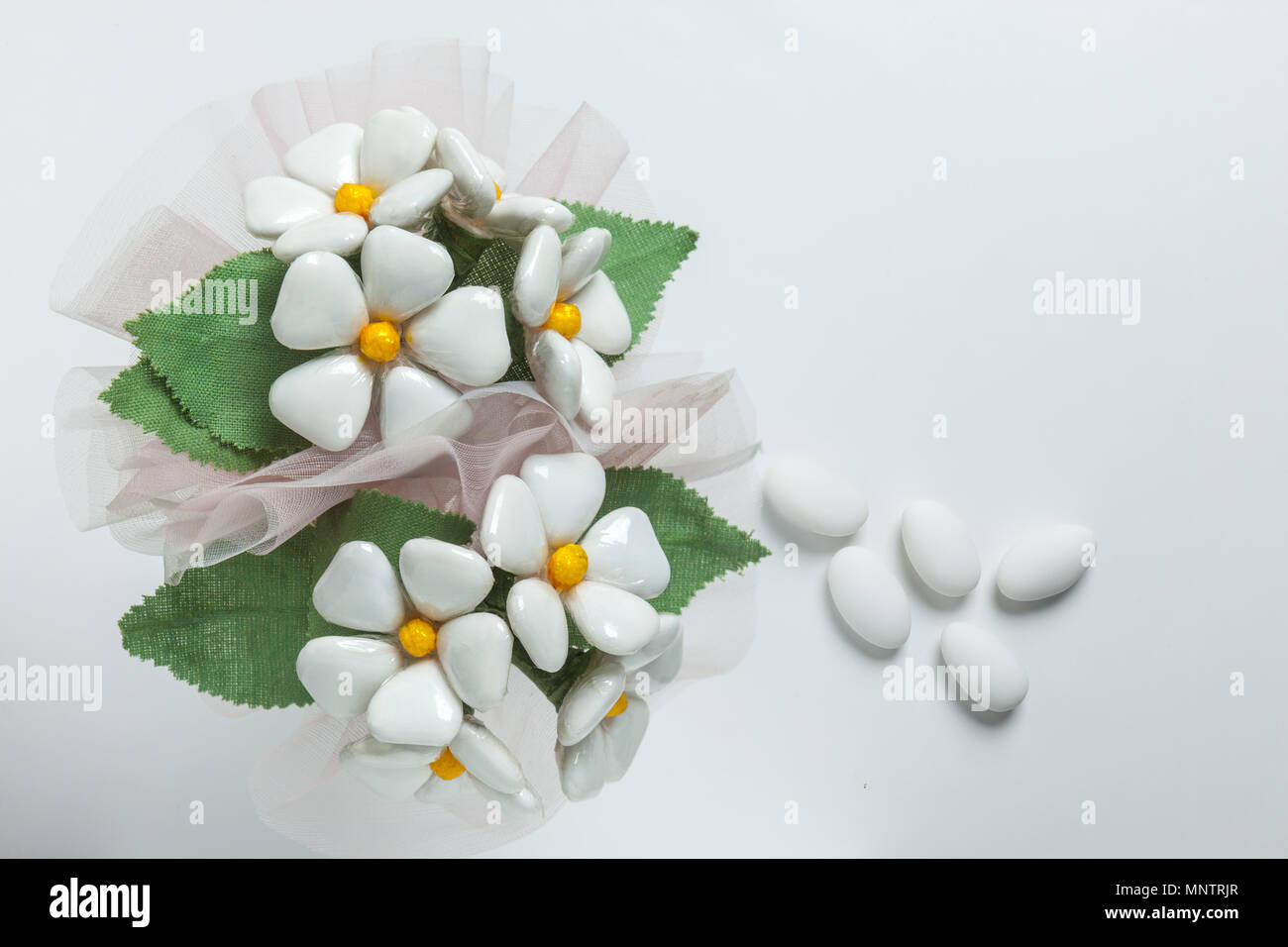 I confetti confezionati in forma di fiori Foto Stock