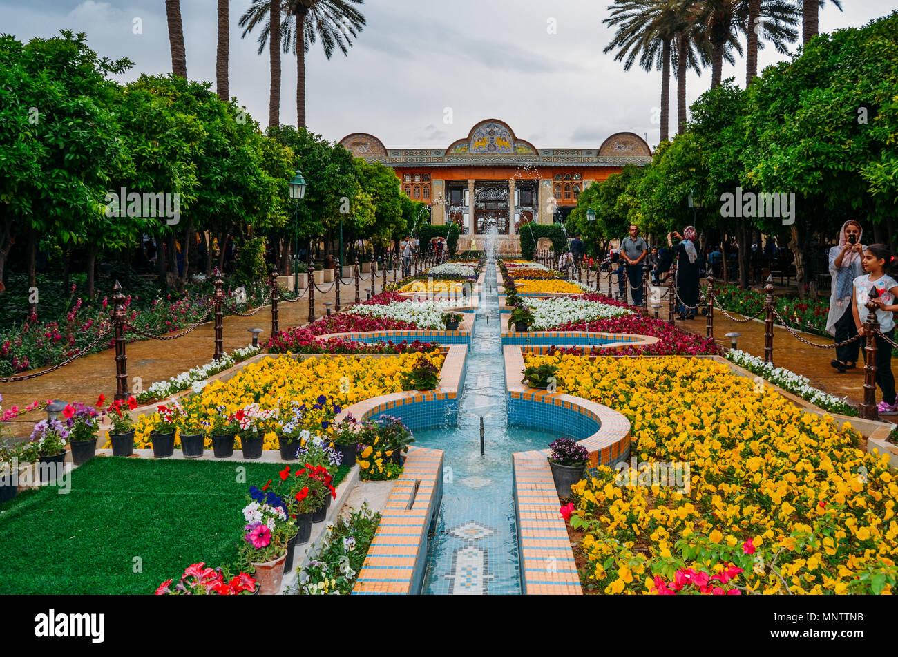 SHIRAZ, IRAN - 27 Aprile 2018: Qavam storica casa di Naranjestan complesso è uno dei più bei palazzi in città, aperto per i visitatori Foto Stock