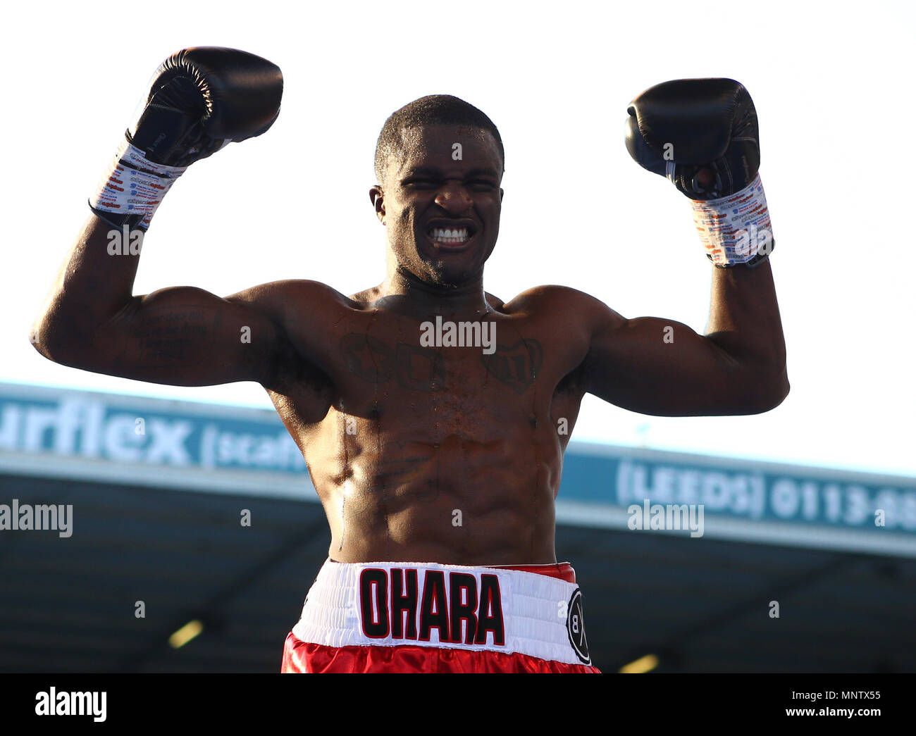 Ohara Davies celebra battendo Ahmed Ibrahim durante il loro Welterweight bout a Elland Road, Leeds. Foto Stock