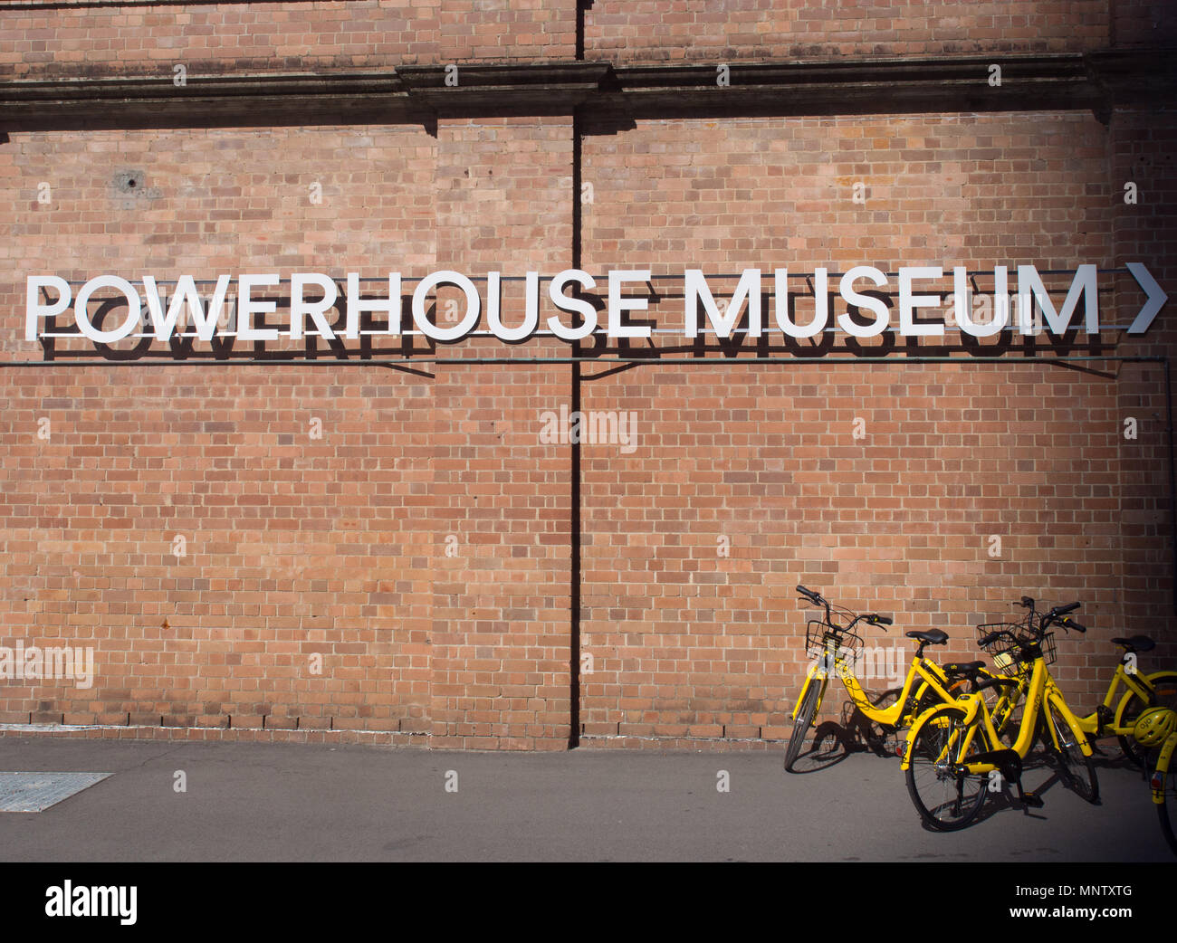 Powerhouse Museum segno giallo e biciclette a Sydney Foto Stock