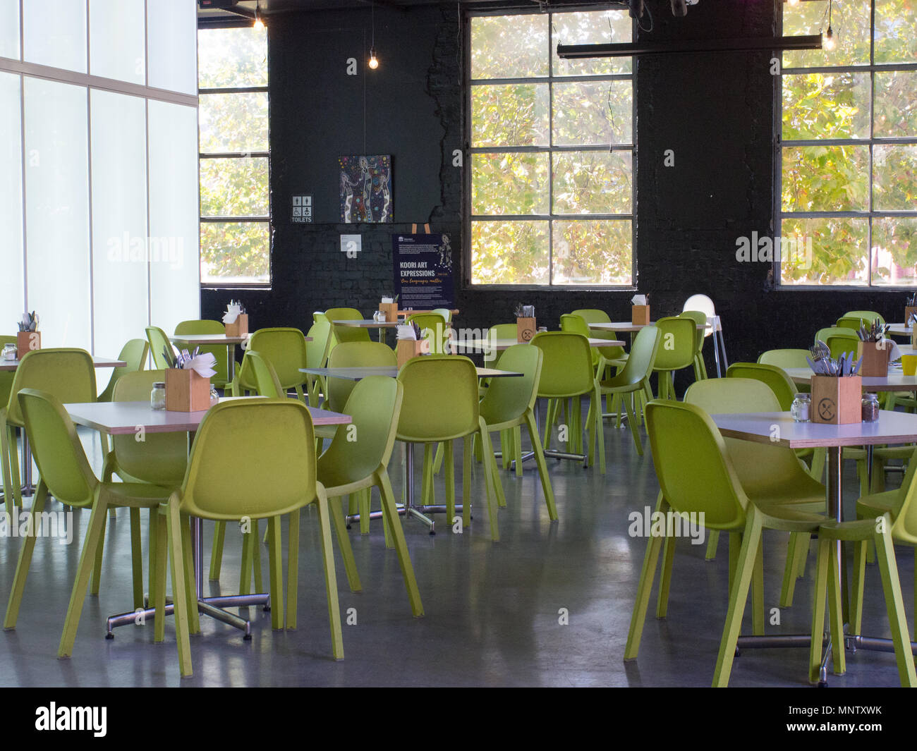 Tavoli e sedie all'interno di un Cafe Foto Stock