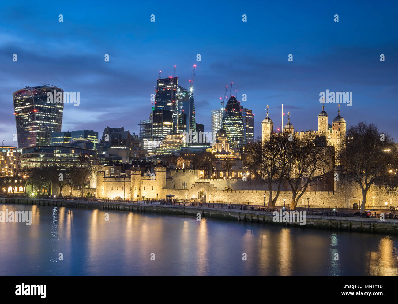 Torre di Londra e il quartiere finanziario di Londra, Inghilterra, Regno Unito Foto Stock