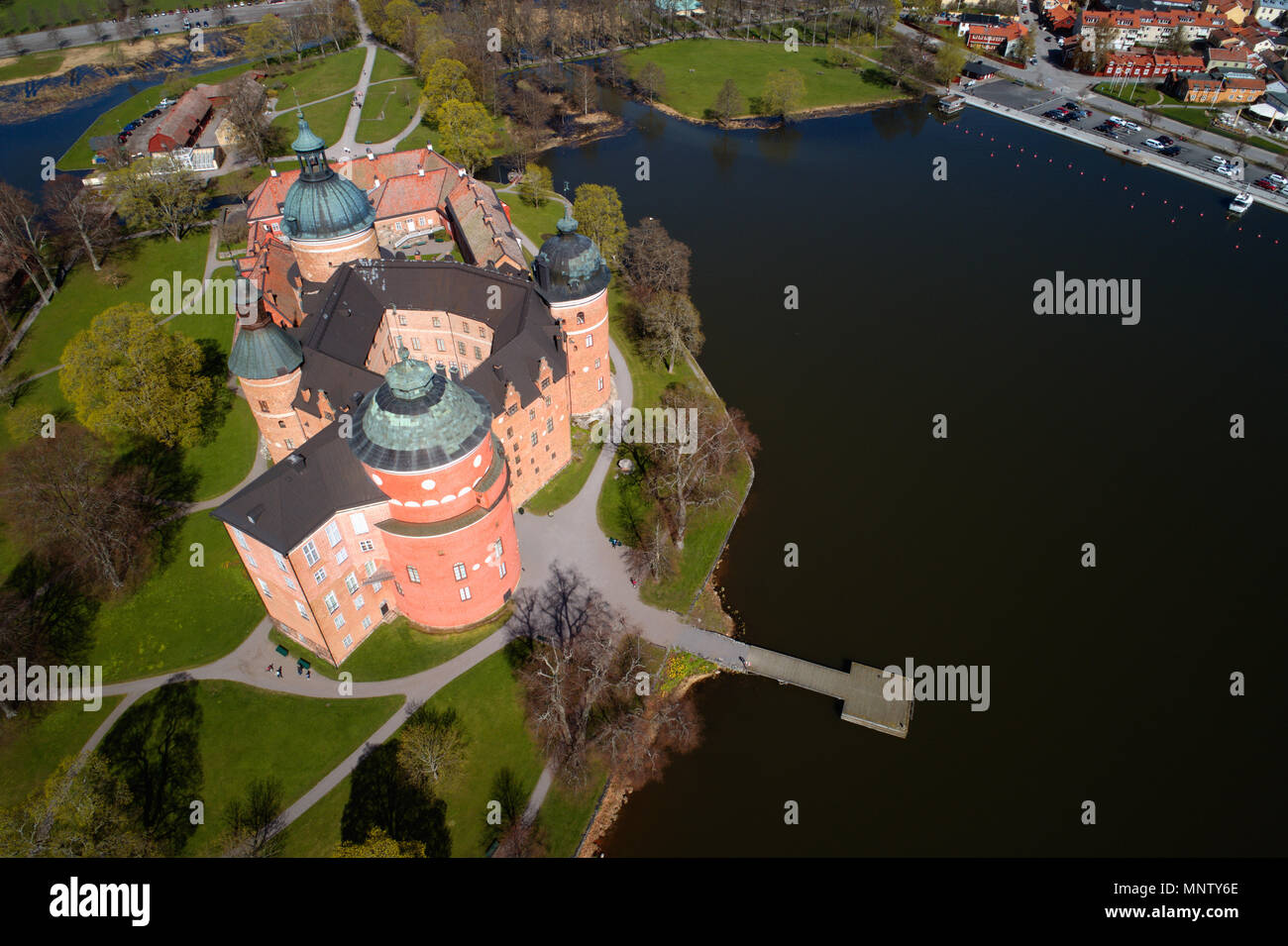 Mariefred, Svezia - 5 Maggio 2018: Veduta aerea del castello di Gripsholm durante la vil molla. Foto Stock