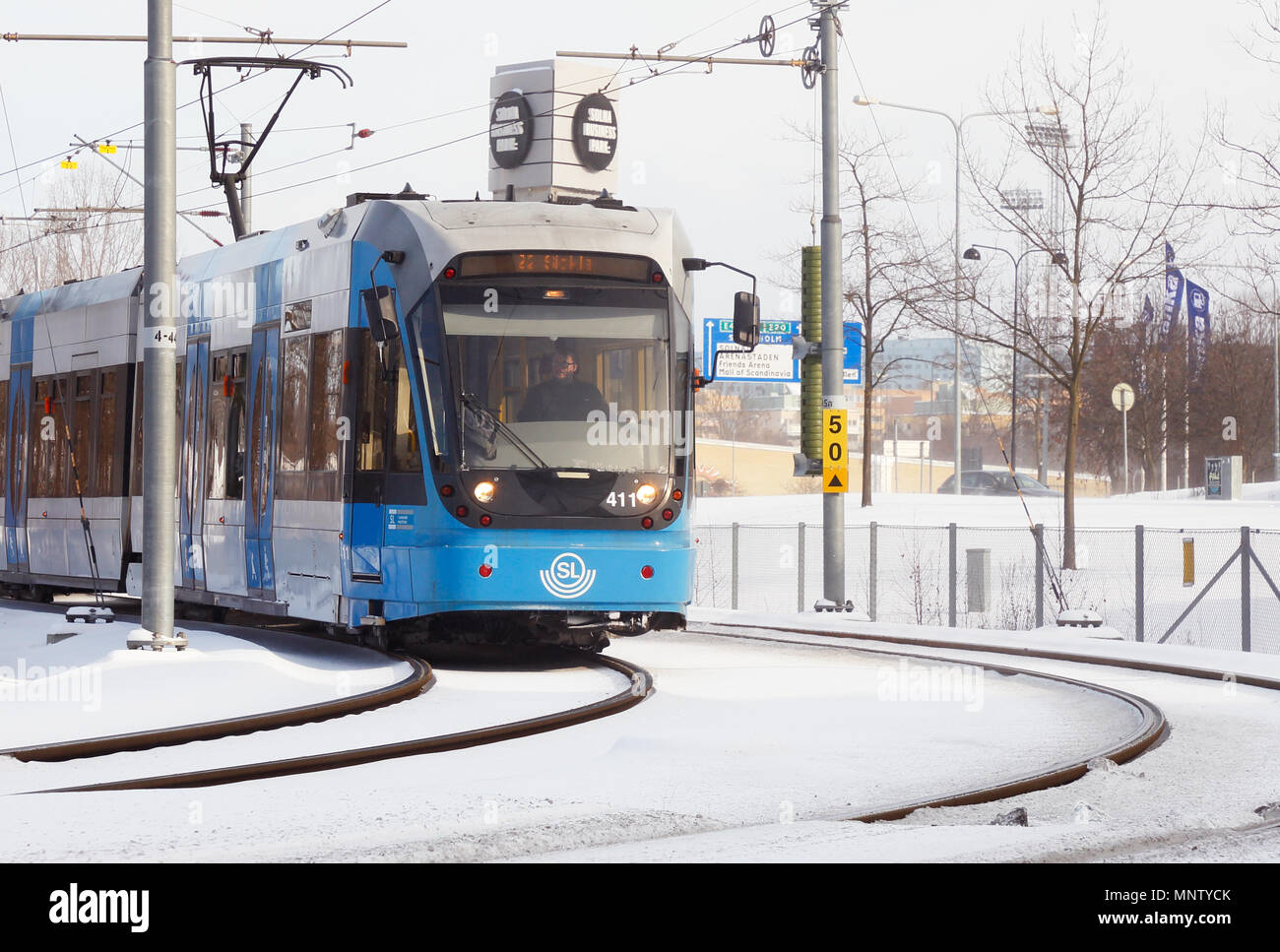 Solna, Svezia - 27 Febbraio 2018: Stoccolma trasporti extraurbani rapid transit tramvia con un tram blu classe A32 sul sistema Tvarbanan in servizio fo Foto Stock