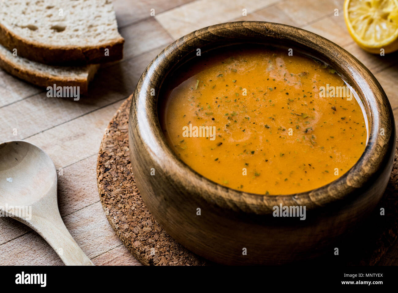 Bagno turco Lepe la zuppa in una ciotola di legno. I cibi tradizionali. Foto Stock