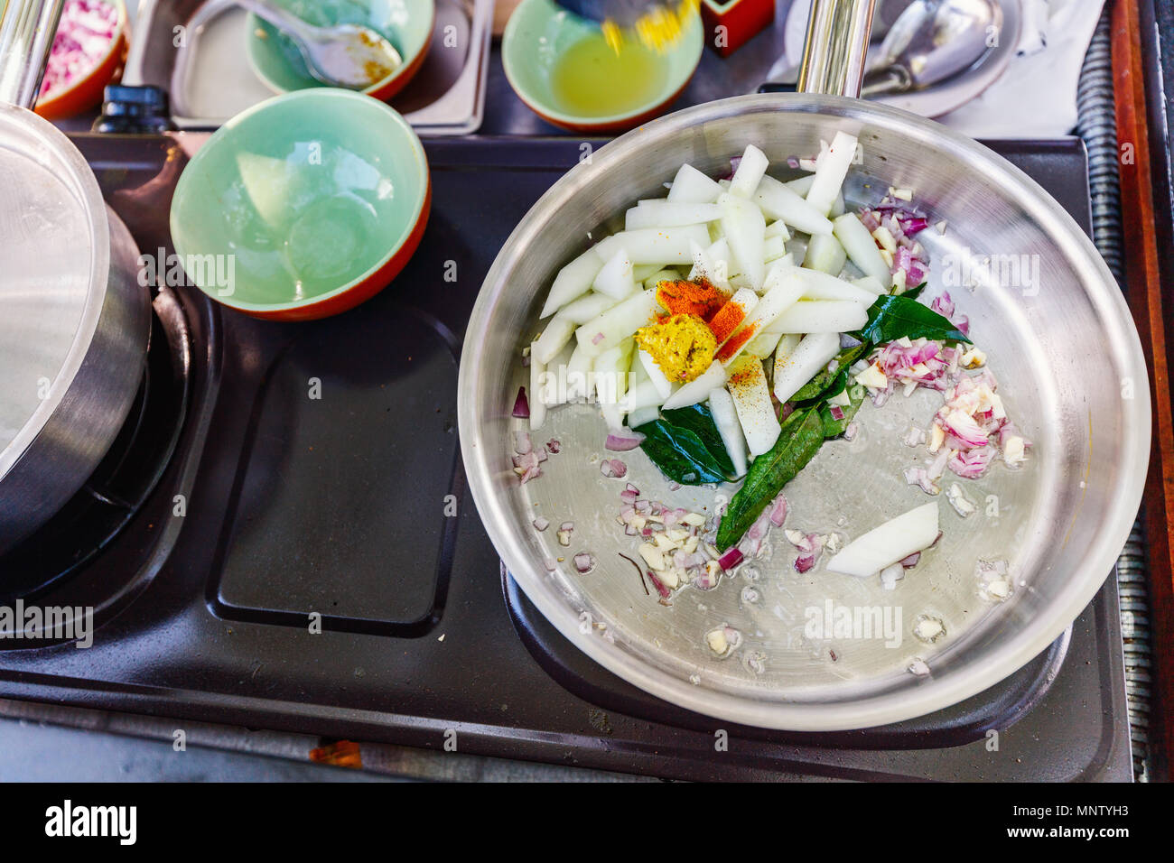 Preparazione di tradizionali dello Sri Lanka piatto di curry a lezioni di cucina Foto Stock