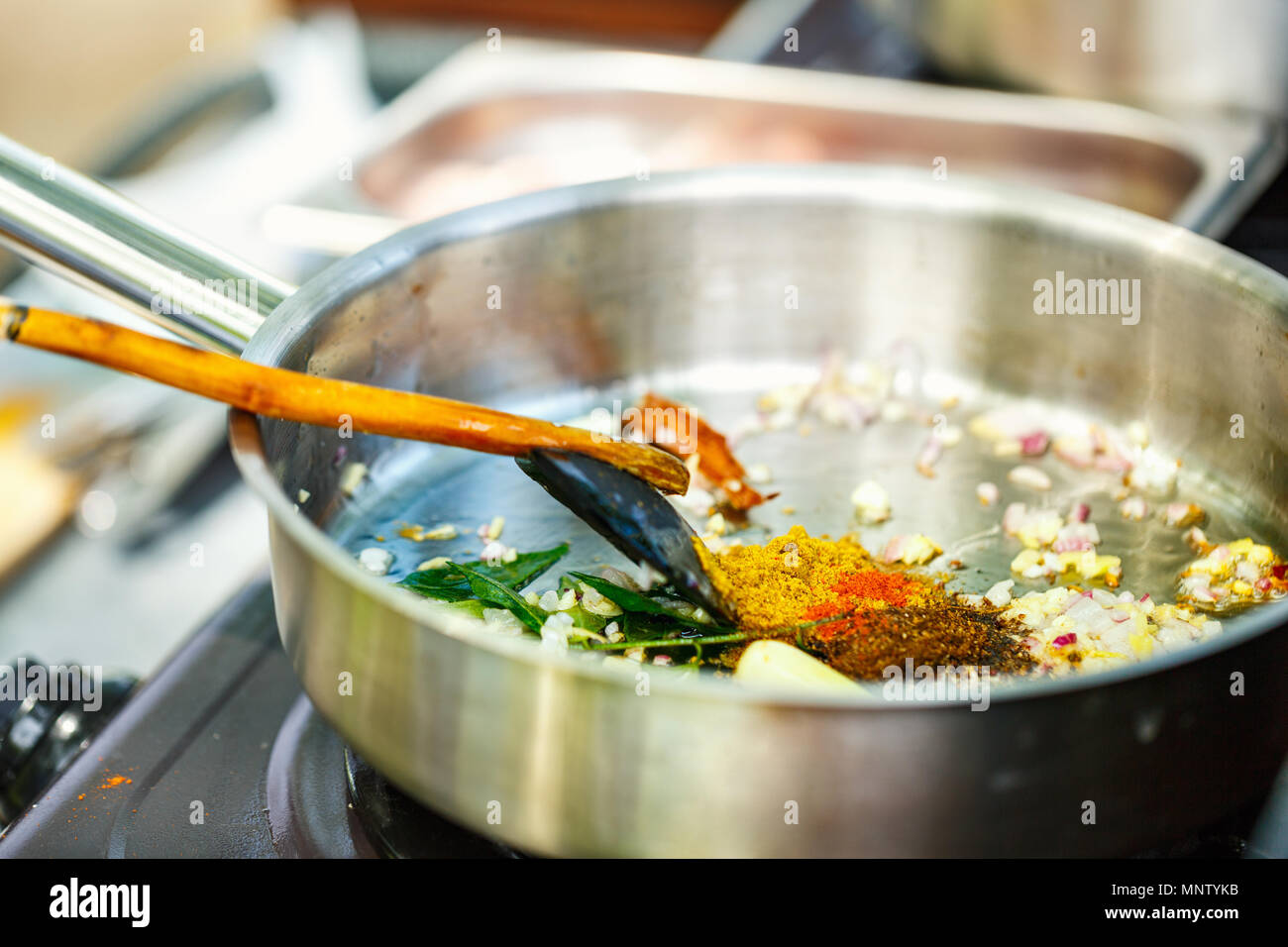 Preparazione di tradizionali dello Sri Lanka piatto di curry a lezioni di cucina Foto Stock