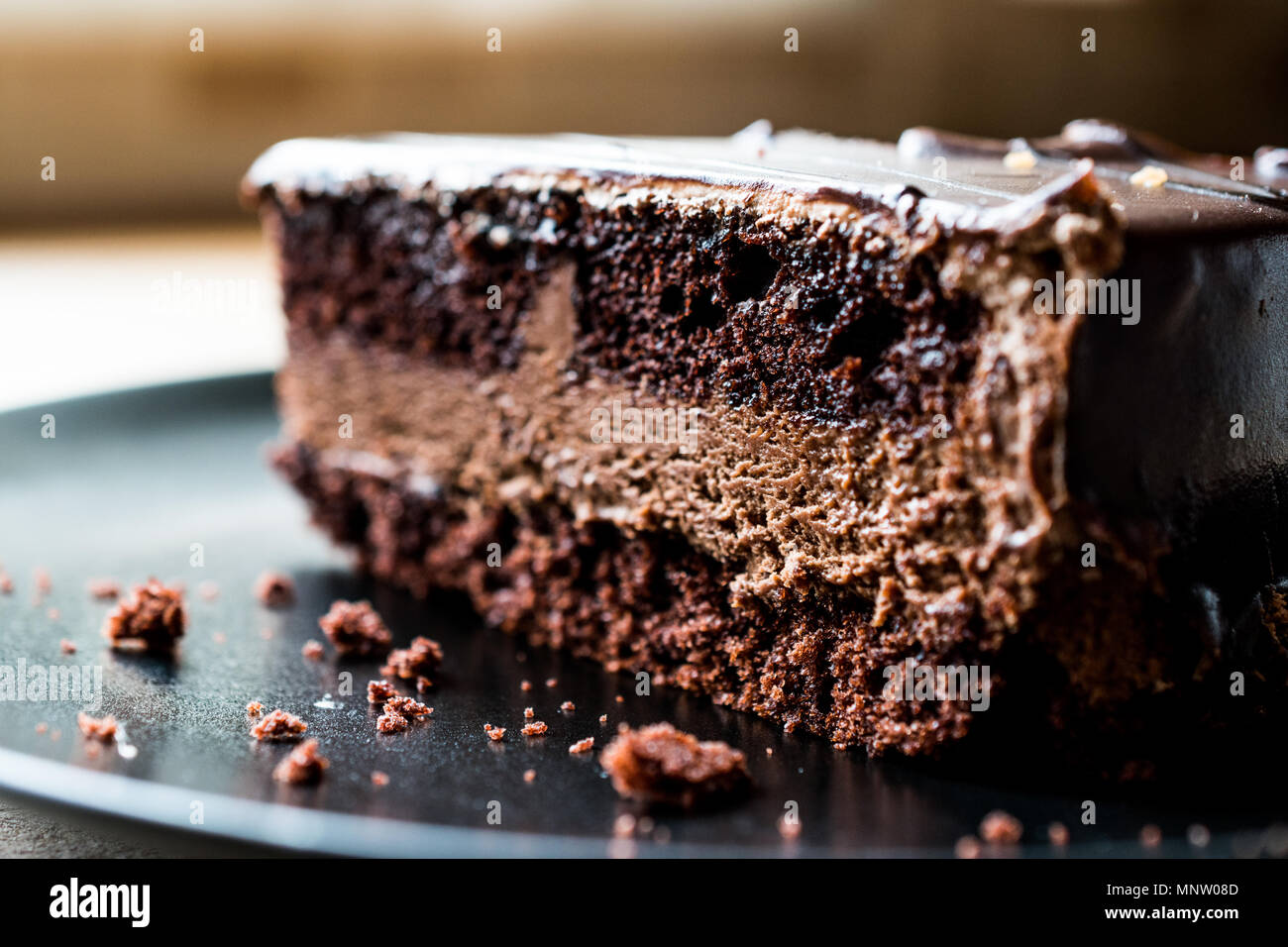 Devils Torta di cioccolato in piastra nera. Concetto di dessert. Foto Stock
