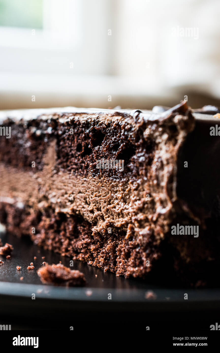 Devils Torta di cioccolato in piastra nera. Concetto di dessert. Foto Stock