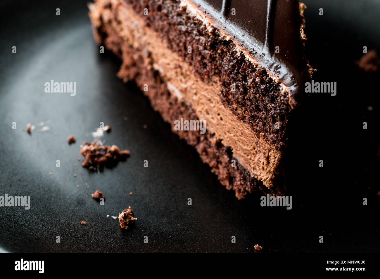 Devils Torta di cioccolato in piastra nera. Concetto di dessert. Foto Stock