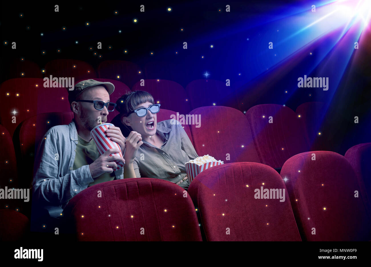 Coppia adorabile la visione di film in 3D con poco frizzante stelle intorno Foto Stock