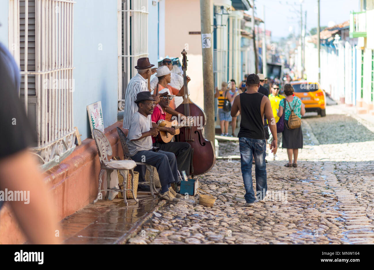 Musicisti di strada migliorare l'atmosfera in Trinidad Foto Stock