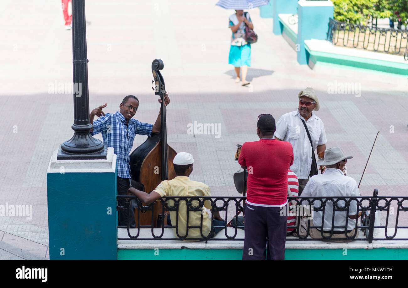 La musica riempie la piazza principale di Santiago di Cuba Foto Stock