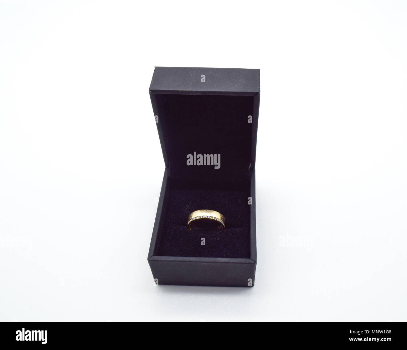 Corona diamantata, anello di fidanzamento isolato in scatola, anello di nozze, sullo sfondo di gioielli Foto Stock