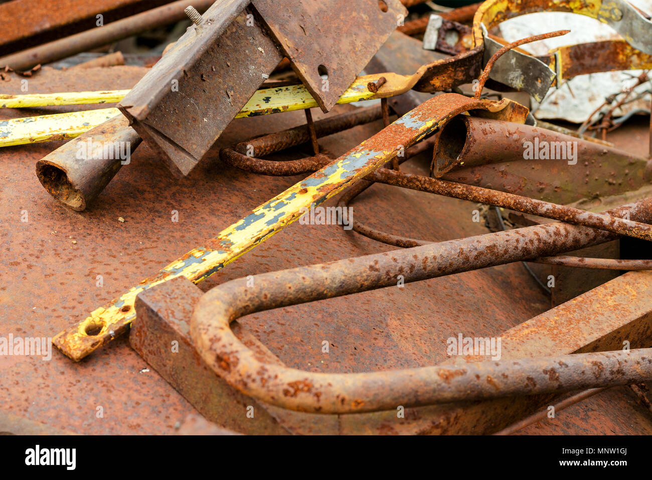 Pila di diverse vecchie, arrugginiti rottami di metallo. Close-up. Foto Stock