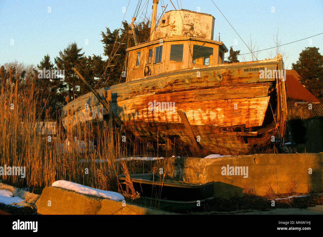 Il sole che illumina una barca abbandonata a terra in esordio, Massachusetts, STATI UNITI D'AMERICA Foto Stock