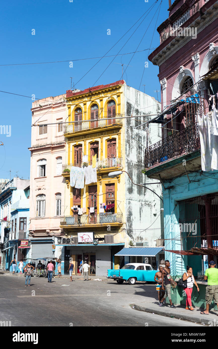 La gente del posto tra il caldo sole strade di La Habana Foto Stock