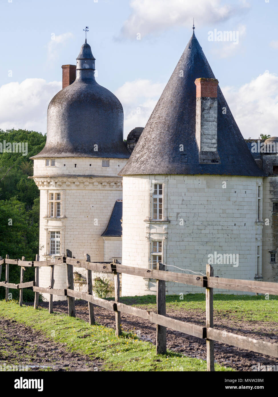 Due torri di Chateau du Gue-Pean: Questo ben conservato castello nella regione della Loira di Francia è circondato da un fiorente allevamento di cavalli. Foto Stock