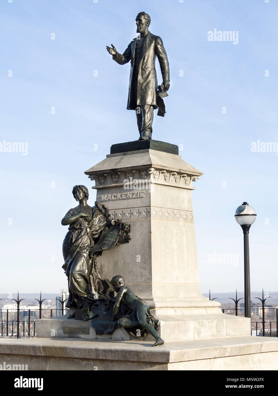 Statua di Alexander Mackenzie (1822-1892), PM del Canada (1873-1878): La statua è stata scolpita da Louis-Philippe Hébert nel 1900 e collocata sulla Collina del Parlamento nel 1901. Foto Stock