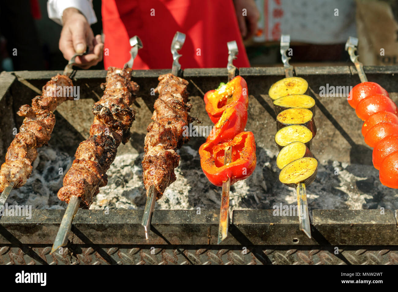 Grigliata di verdure fritte è su spiedini su un caldo del carbone. Cibo tradizionale per un picnic. Close-up. Foto Stock