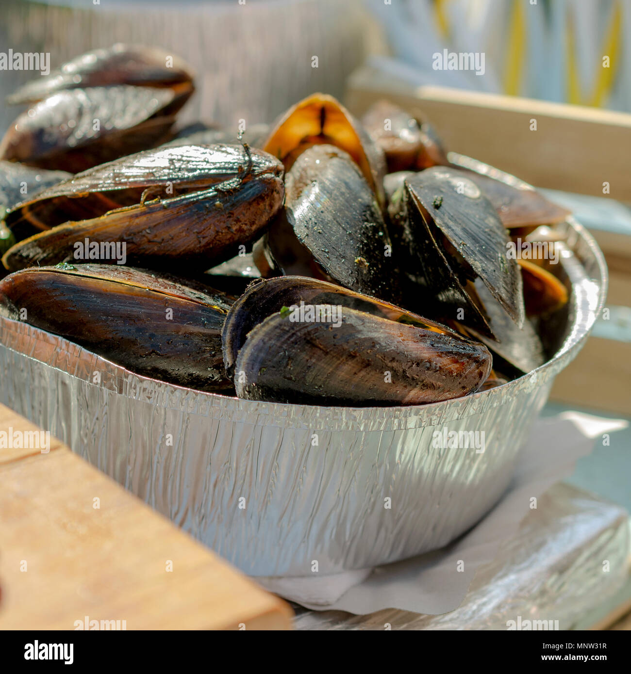 Fresco bollito di cozze in padella di ferro. Deliziosi frutti di mare. Crostacei cibo. Messa a fuoco selettiva. Square. Close-up. Foto Stock