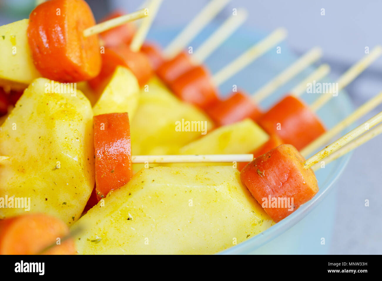 Materie di carote e patate, infilati su uno spiedino per grigliare. Preparati per un picnic. Concetto di sano e utile il cibo. Messa a fuoco selettiva. Close-up. Foto Stock