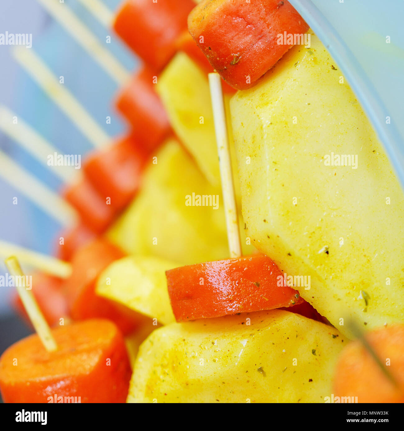 Materie di carote e patate, infilati su uno spiedino per grigliare. Preparati per un picnic. Messa a fuoco selettiva. Concetto di sano e utile il cibo. Square. Close-up. Foto Stock