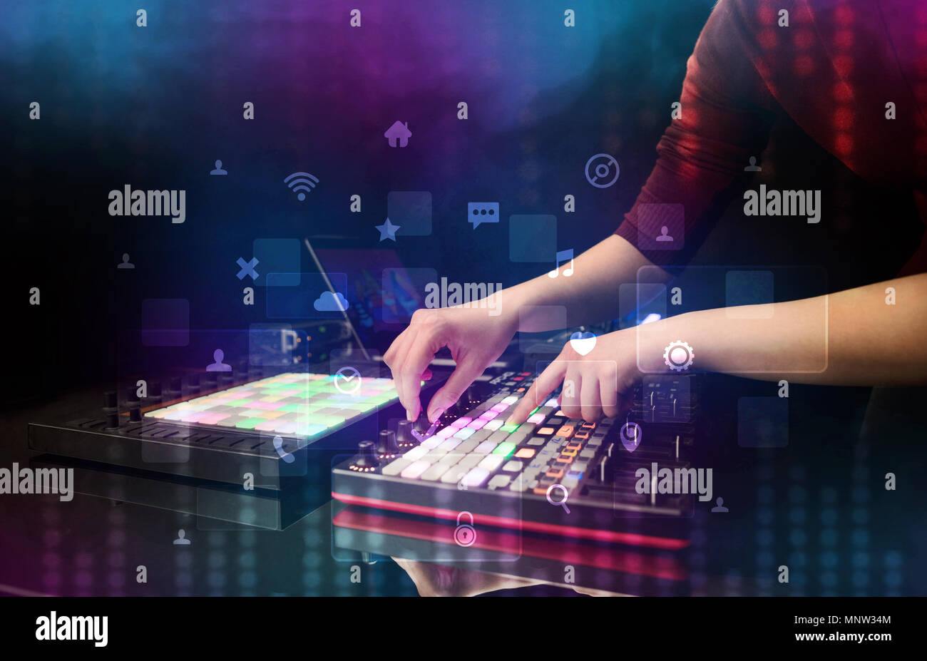 La miscelazione manuale musica sul controller DJ con i social media concetto icone Foto Stock
