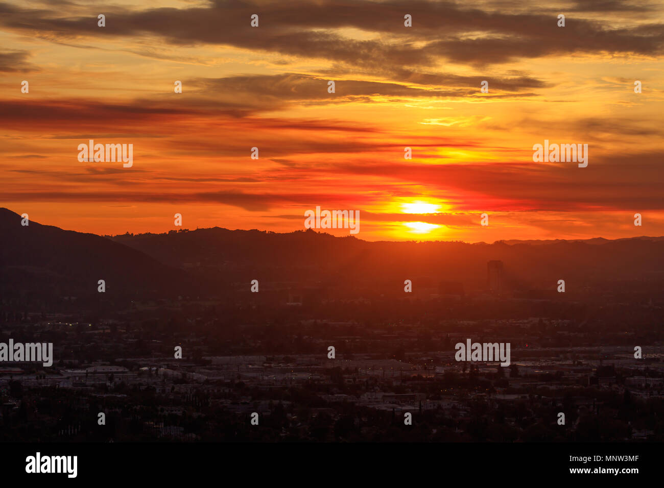 Sole all'orizzonte Foto Stock