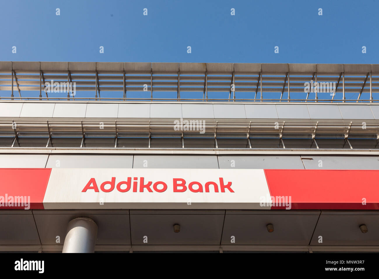 Belgrado, Serbia - Aprile 29, 2018: il Logo della Banca Addiko sulla loro sede locale per la Serbia. Ex Hypo Alpe Adria, Addiko è un settore bancario austriaco Foto Stock