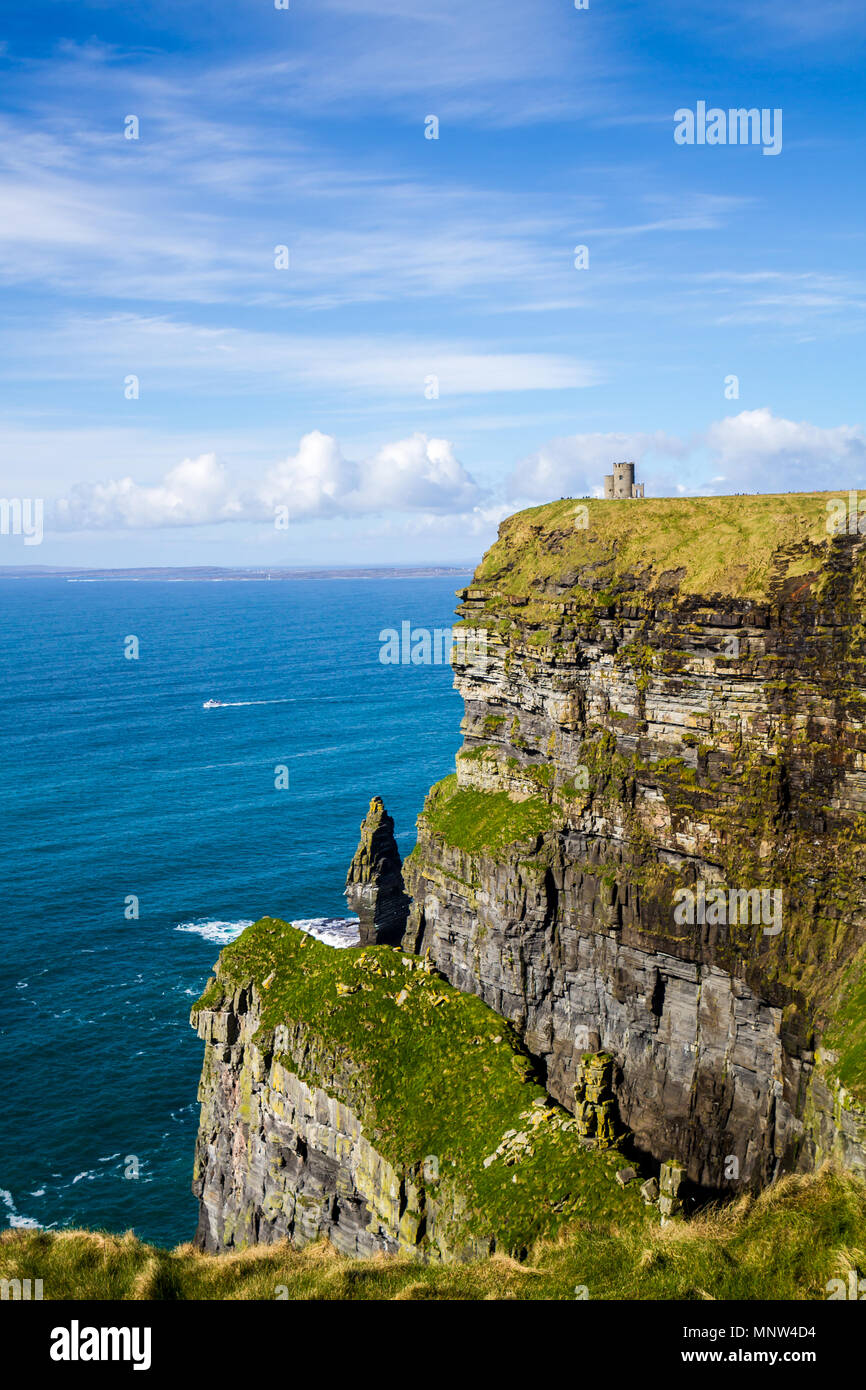 O'Brien la torre sulla cima delle scogliere di Moher nella contea di Clare, Irlanda in una giornata di sole Foto Stock