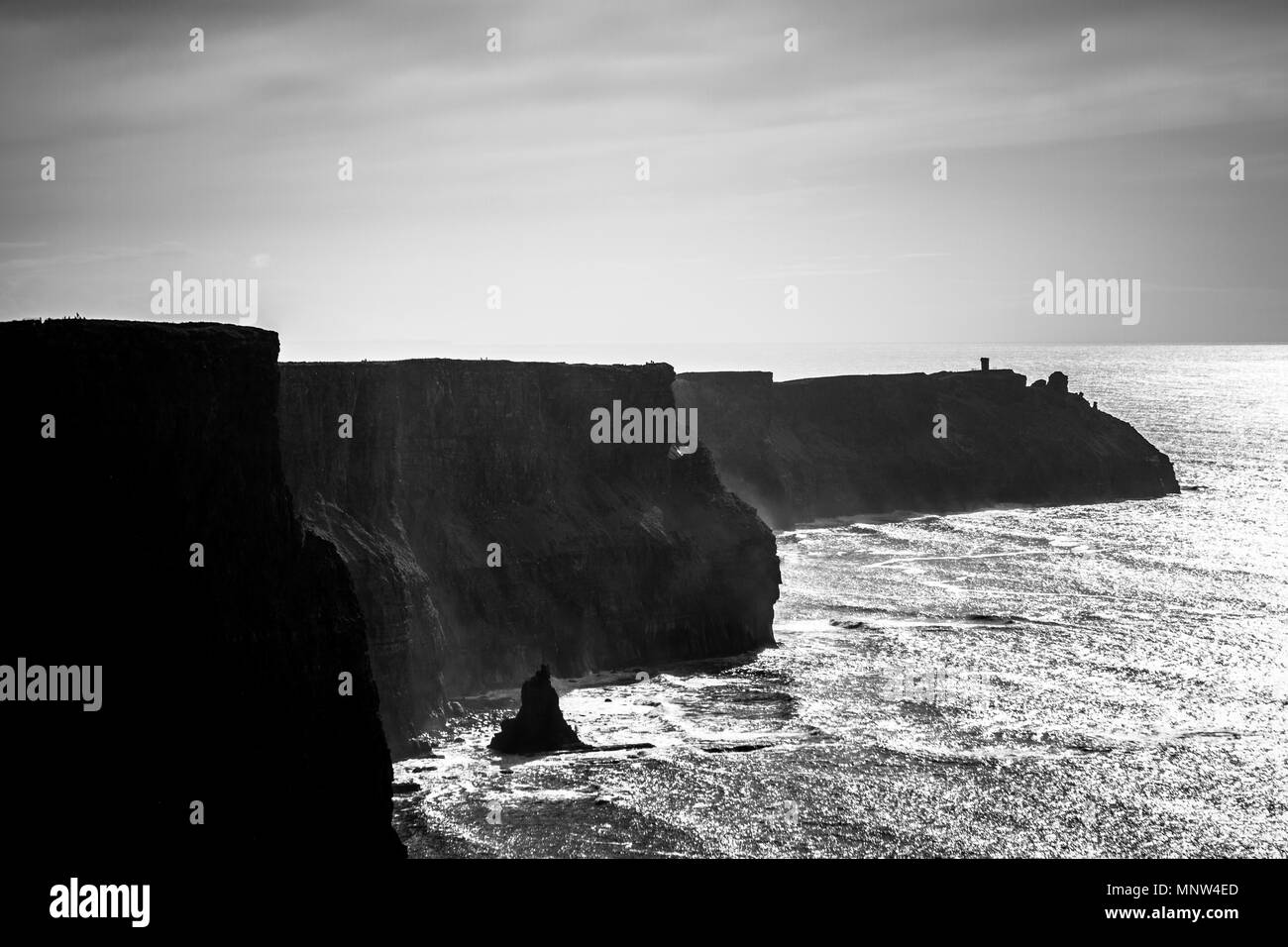 Visualizzazione bianco e nero in una giornata di sole delle pareti verticali delle scogliere di Moher nella contea di Clare, Irlanda Foto Stock