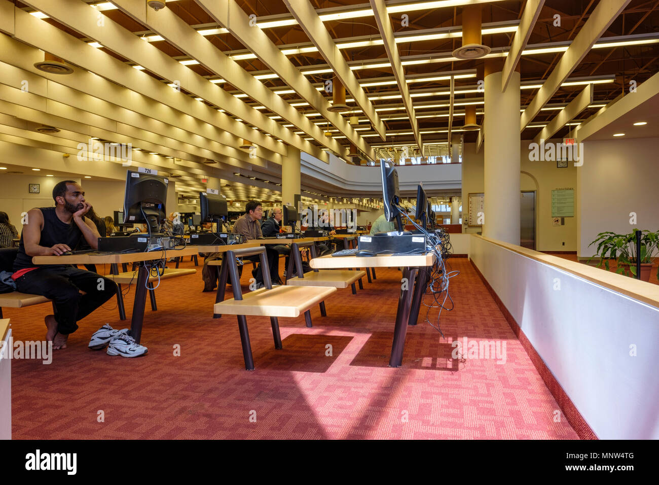 Le persone che usano il computer terminali, Toronto Reference Library, pubblica più grande libreria di riferimento in Canada, da Raymond Moriyama, Downtown Toronto, Ontario Foto Stock
