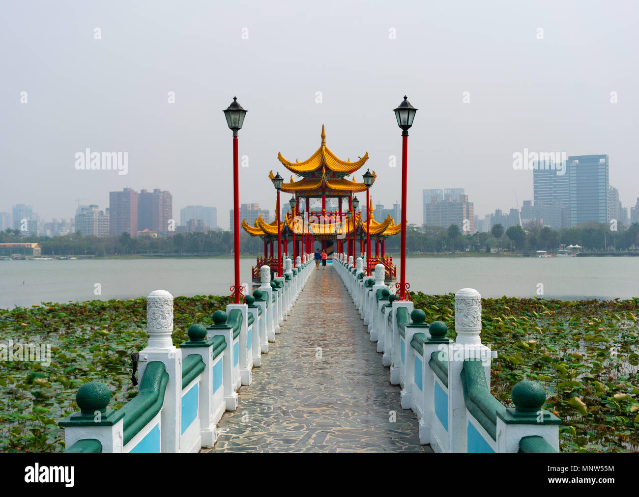 In primavera e in autunno i padiglioni lotus pond lago in Kaohsiung Taiwan Foto Stock