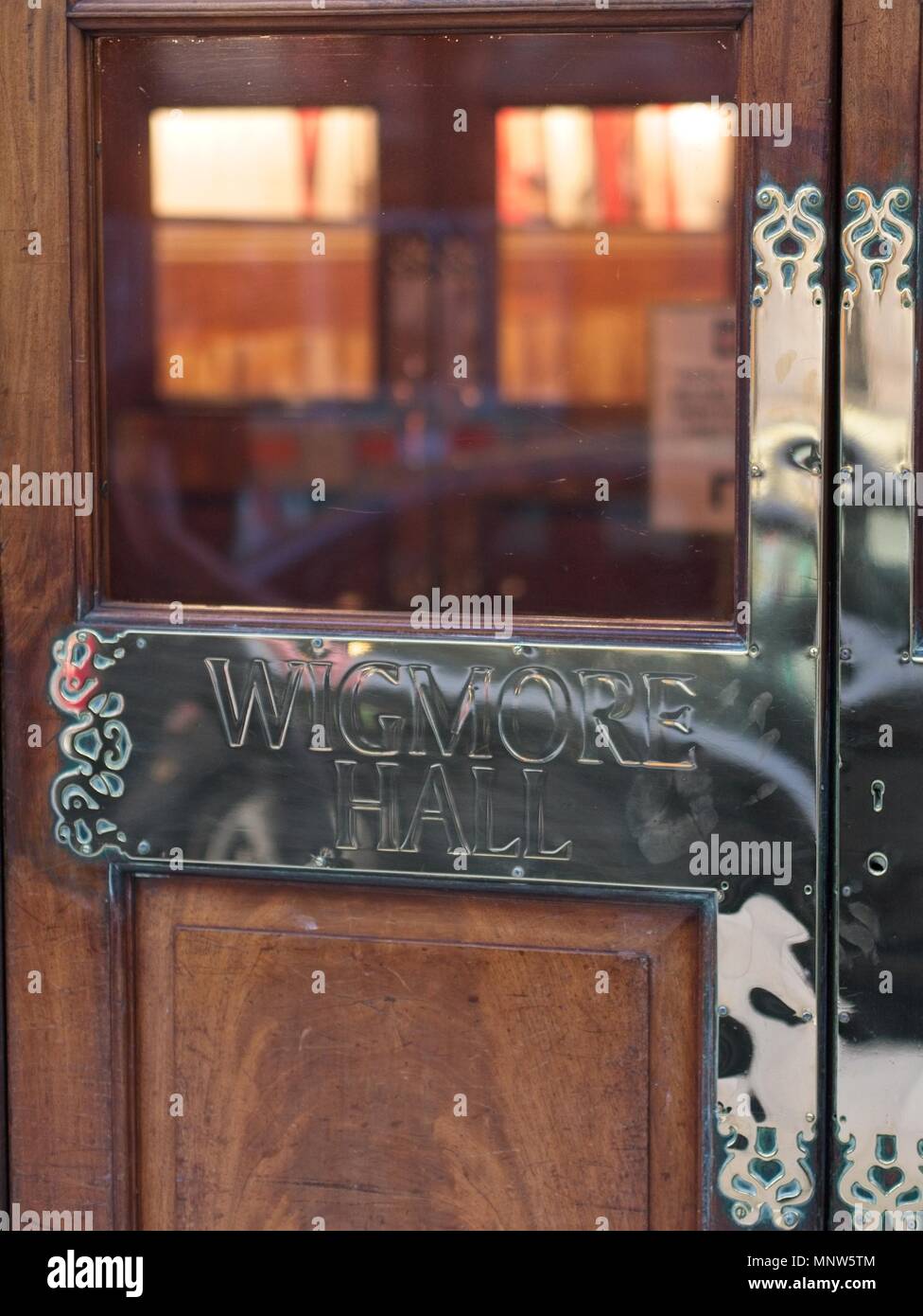 Londra Regno Unito 10 maggio 2018: porta di ingresso della Wigmore Hall Foto Stock