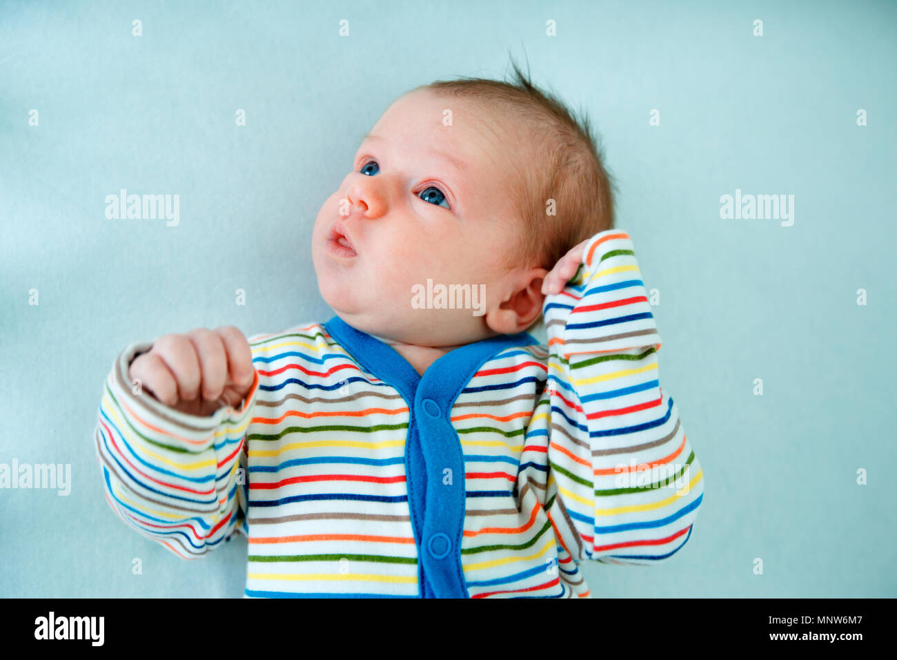 Emotional bambino giacente nella culla. Insonnia e disturbi del sonno concept Foto Stock