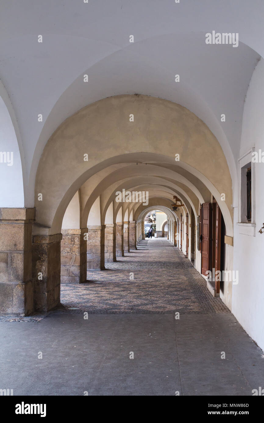 Architettura storica dettaglio: arcade di una casa in un quartiere Mala Strana di Praga, Repubblica Ceca. Foto Stock