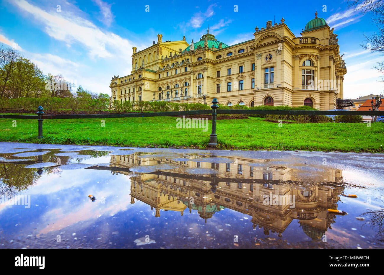 Juliusz Slowacki Teatro dell'opera house di Cracovia in Polonia con acqua  di riflessione Foto stock - Alamy